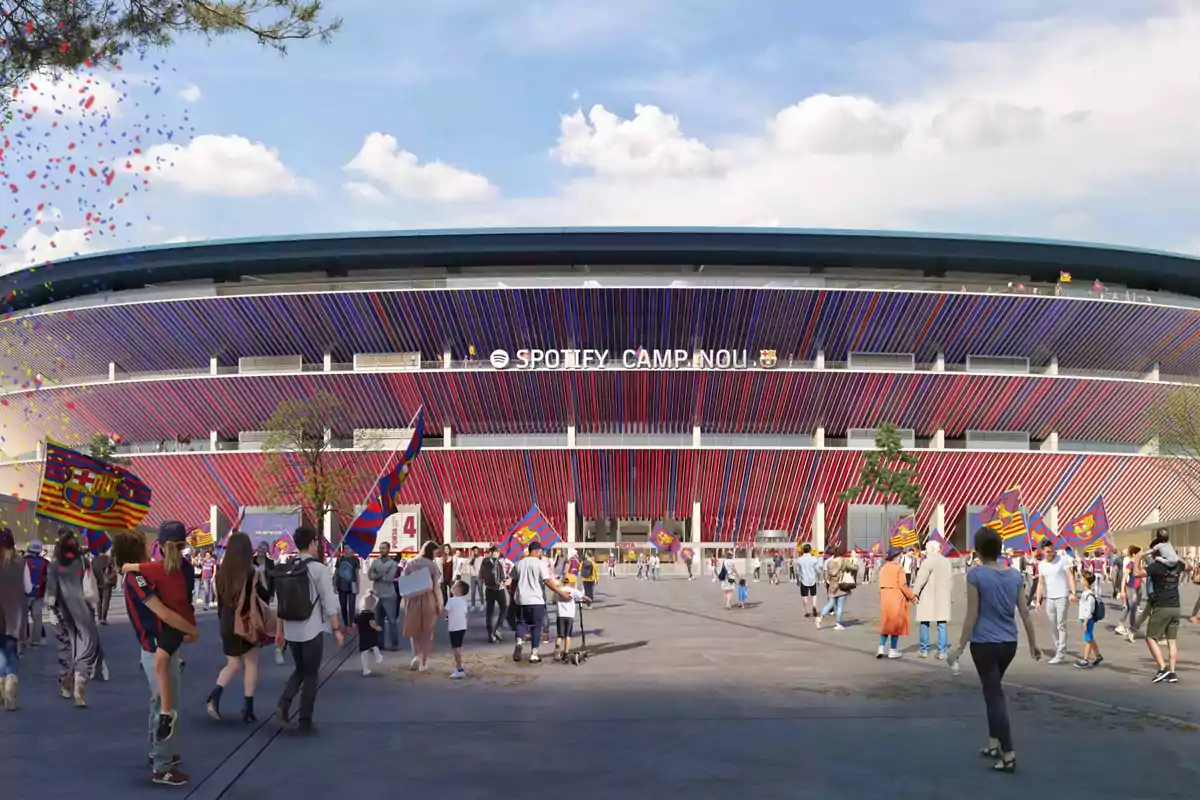 Una multitud de personas se reúne frente al estadio Spotify Camp Nou, decorado con los colores azul y grana del FC Barcelona, mientras ondean banderas del equipo y confeti vuela en el aire bajo un cielo parcialmente nublado.