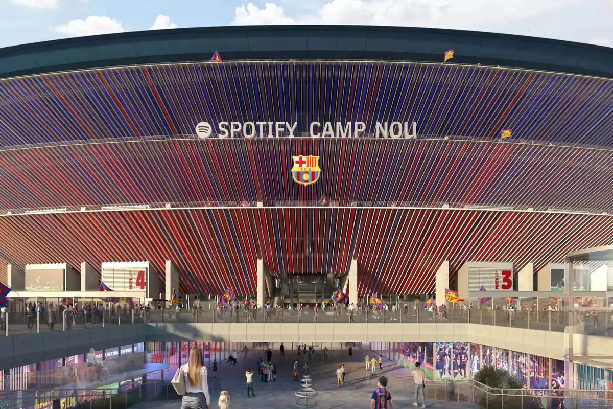 Vista exterior del estadio Spotify Camp Nou con personas caminando en la entrada y el escudo del FC Barcelona en el centro.