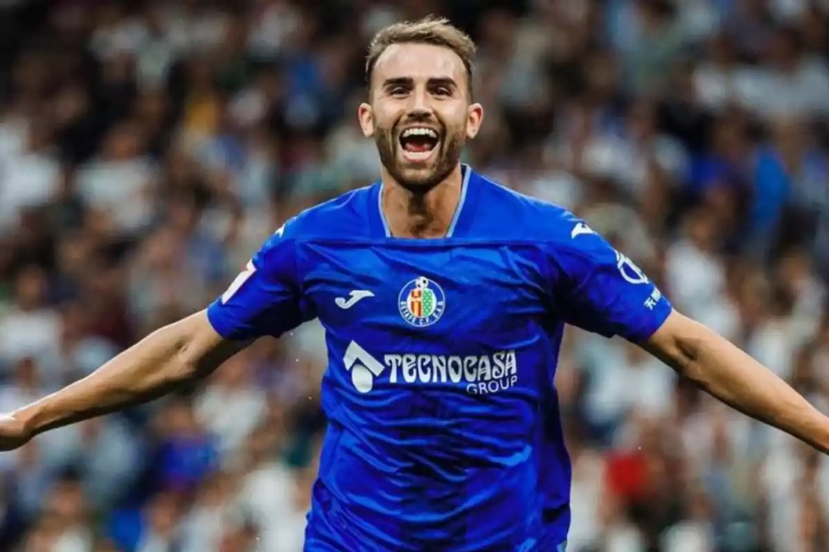 Borja Mayoral celebrando un gol con la camiseta azul del Getafe