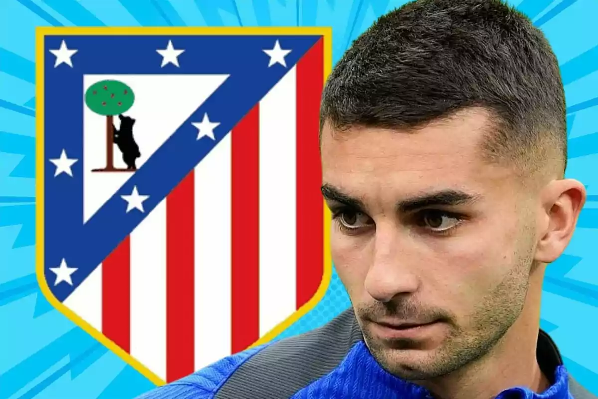 Un hombre con expresión seria aparece en primer plano con el escudo del Atlético de Madrid de fondo sobre un diseño azul llamativo.