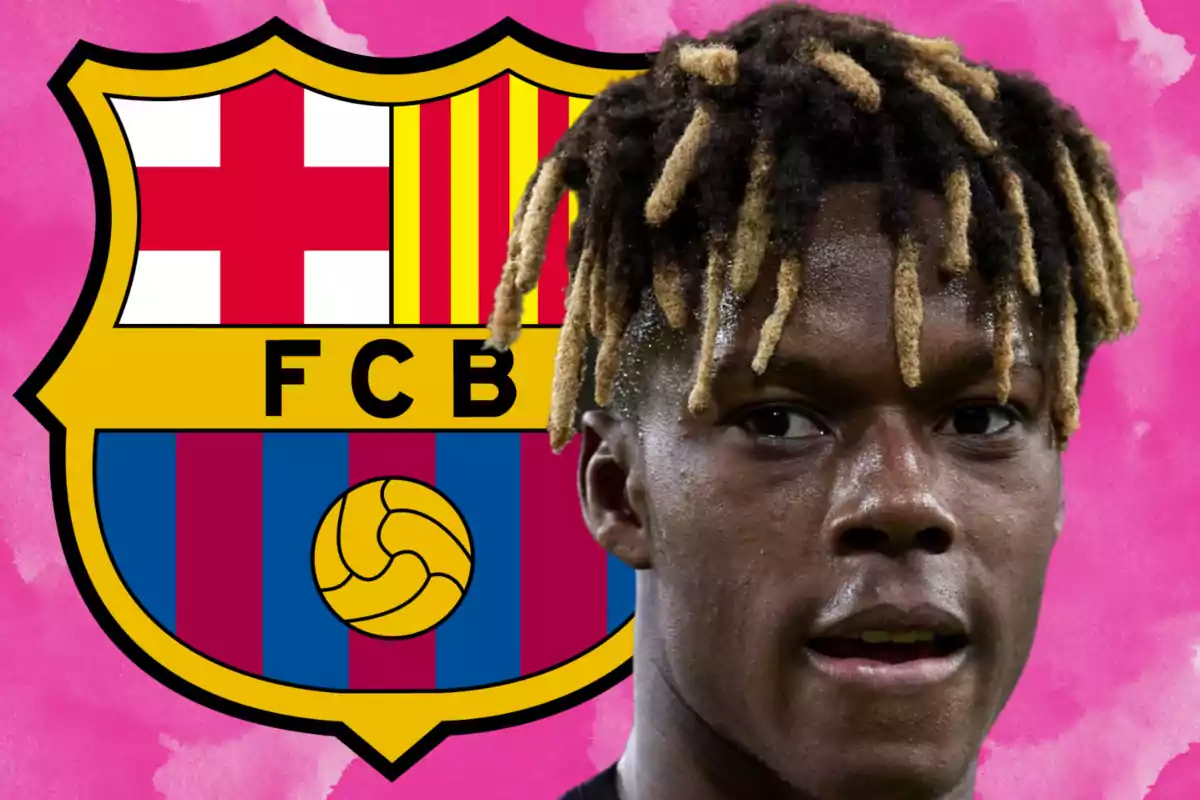 Jugador de fútbol con el escudo del FC Barcelona de fondo sobre un fondo rosa