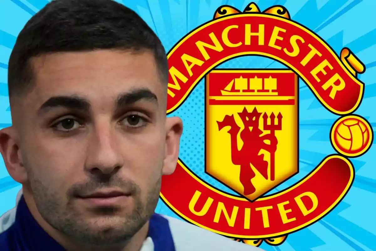 Un hombre de cabello corto aparece en primer plano con el escudo del Manchester United de fondo sobre un diseño azul.