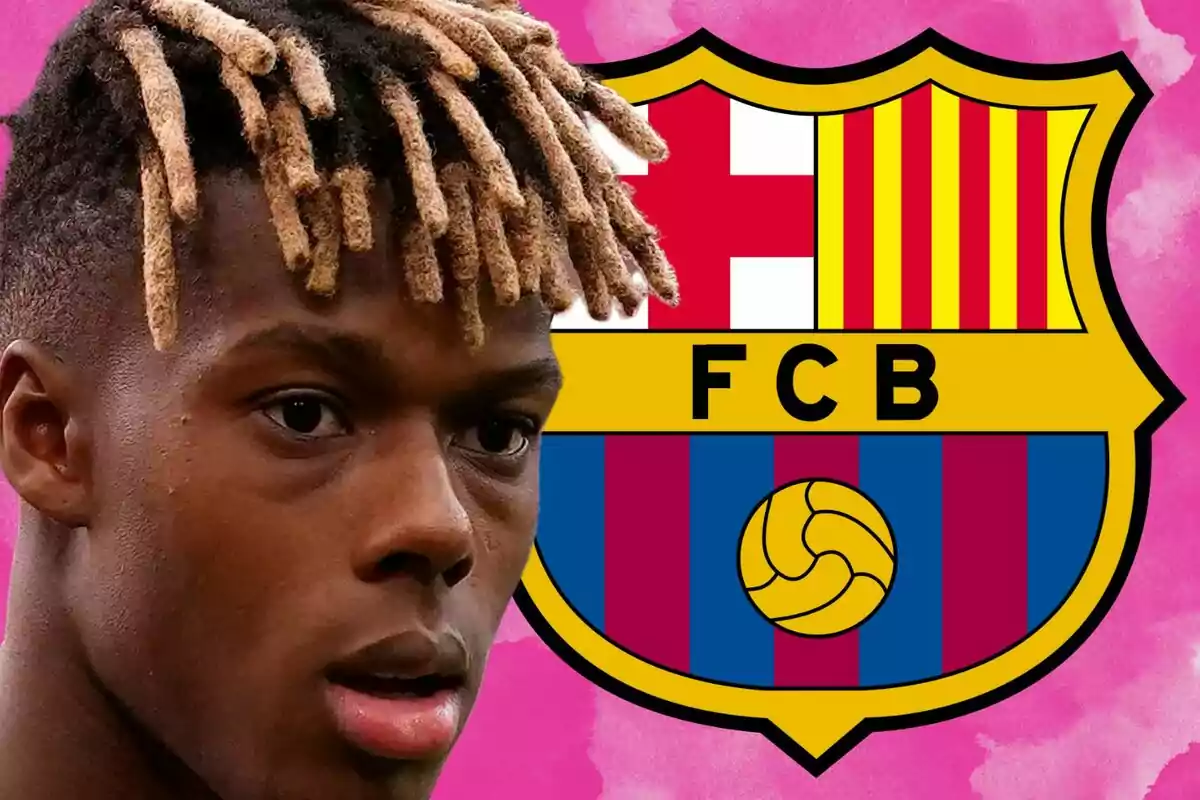 Joven futbolista con cabello rubio de puntas frente al escudo del FC Barcelona sobre un fondo rosa