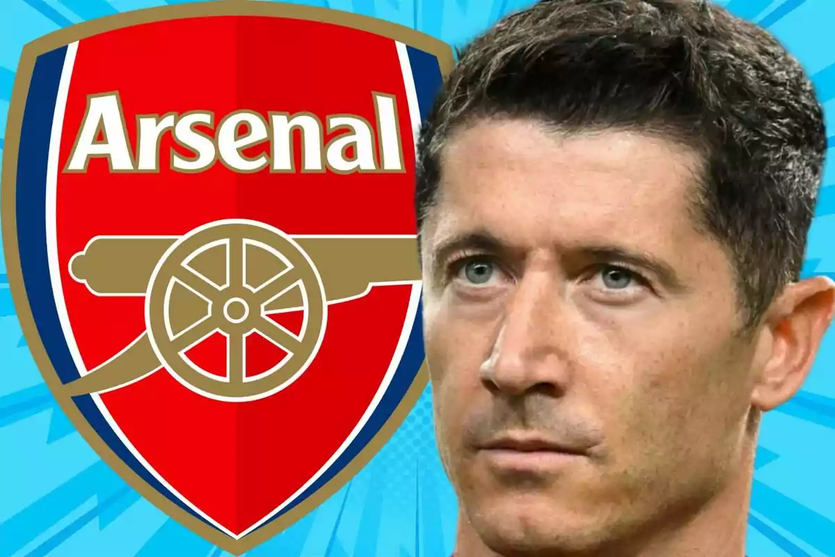 Un hombre de cabello corto y expresión seria aparece junto al escudo del Arsenal sobre un fondo azul.