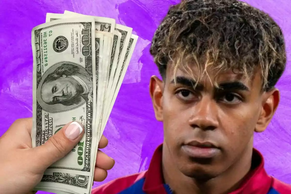Una mano sostiene varios billetes de dólares junto al rostro de un joven con expresión seria sobre un fondo morado.