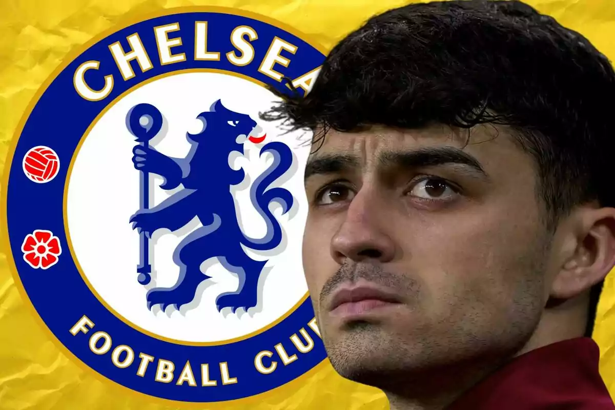 Un joven con expresión seria aparece en primer plano con el escudo del Chelsea Football Club de fondo sobre un fondo amarillo.