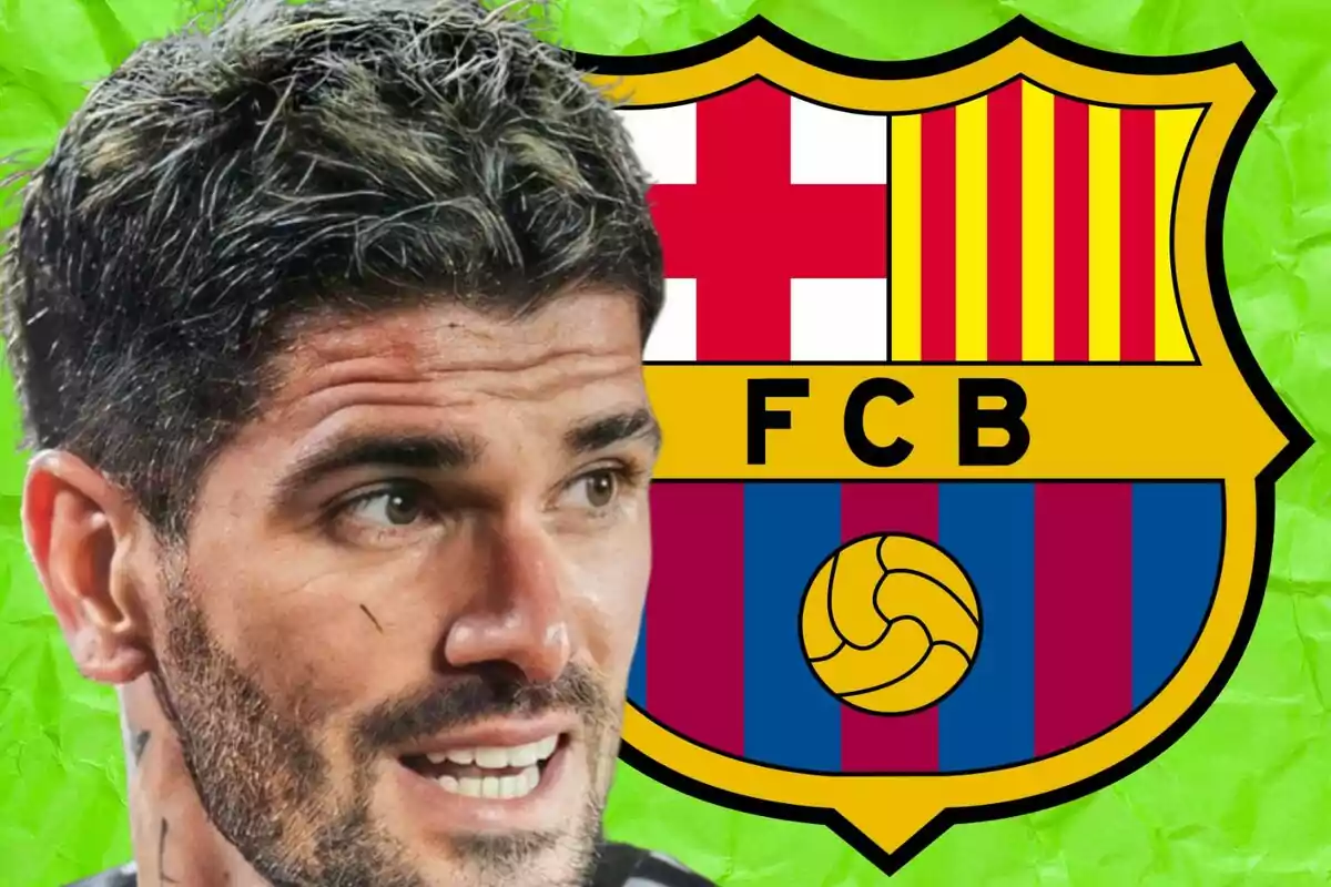 Un hombre con barba y cabello oscuro aparece en primer plano junto al escudo del FC Barcelona sobre un fondo verde