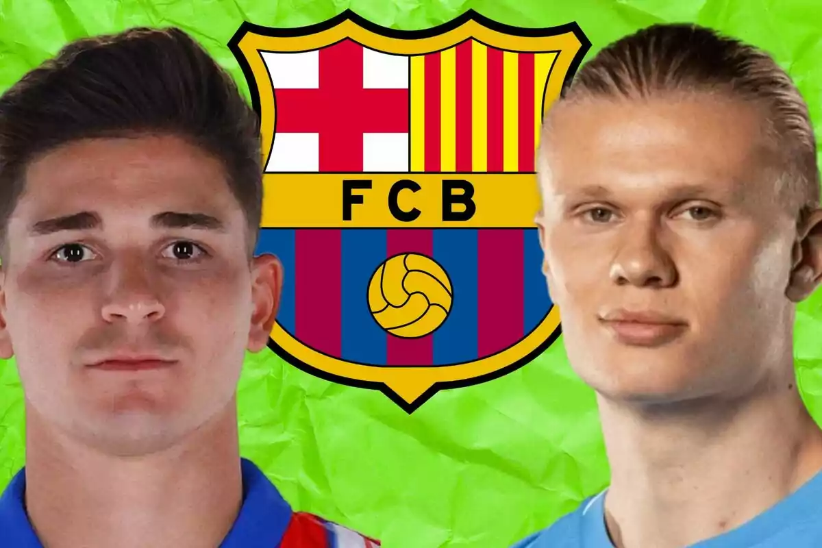 Dos futbolistas en primer plano con el escudo del FC Barcelona al fondo sobre un fondo verde