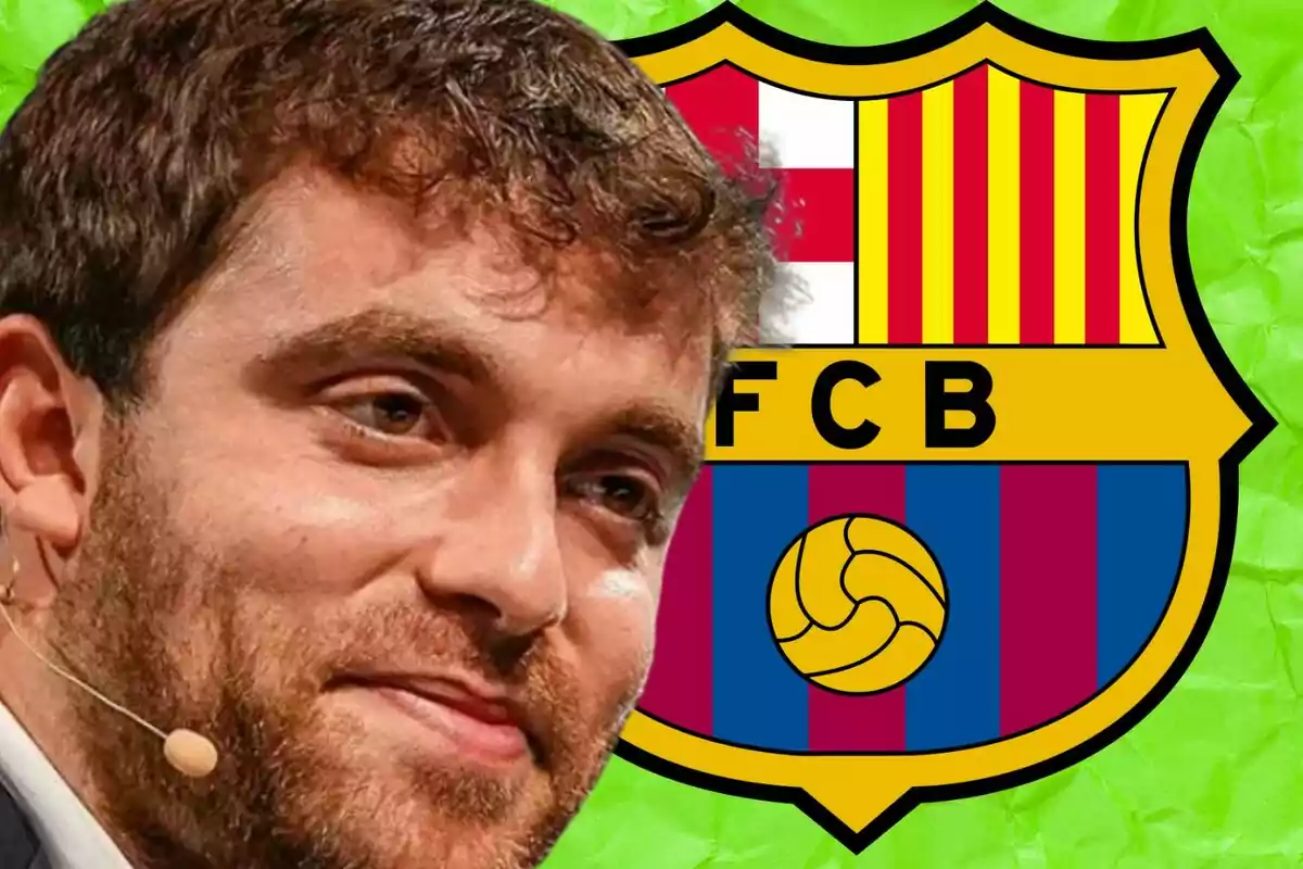 Hombre con micrófono de diadema frente al escudo del FC Barcelona sobre fondo verde