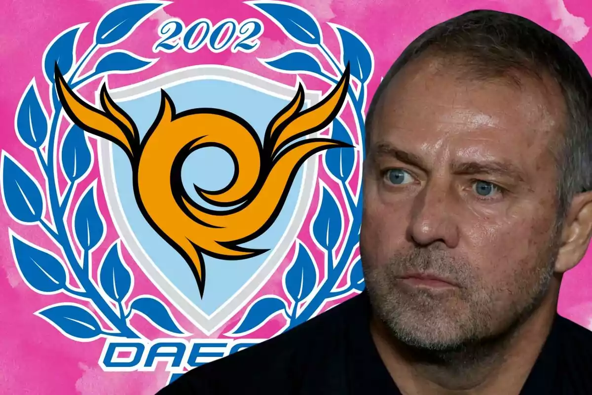 Hombre de expresión seria frente al escudo del club Daegu FC sobre un fondo rosa