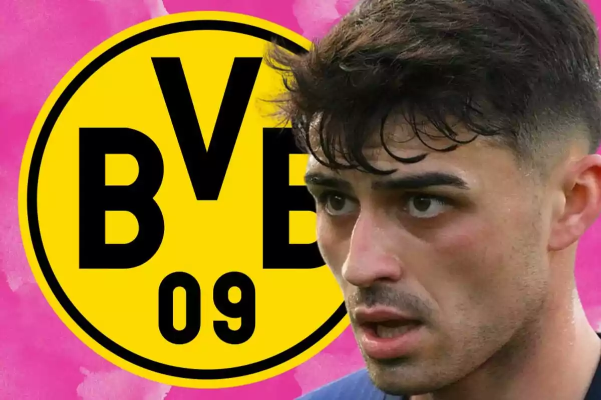 Jugador de fútbol con expresión seria frente al logo amarillo y negro del Borussia Dortmund sobre un fondo rosa