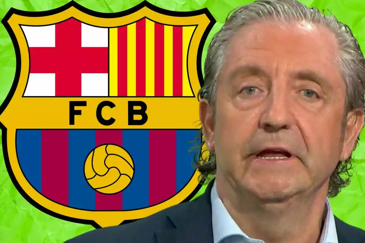 Hombre de cabello canoso con expresión seria frente al escudo del FC Barcelona sobre un fondo verde