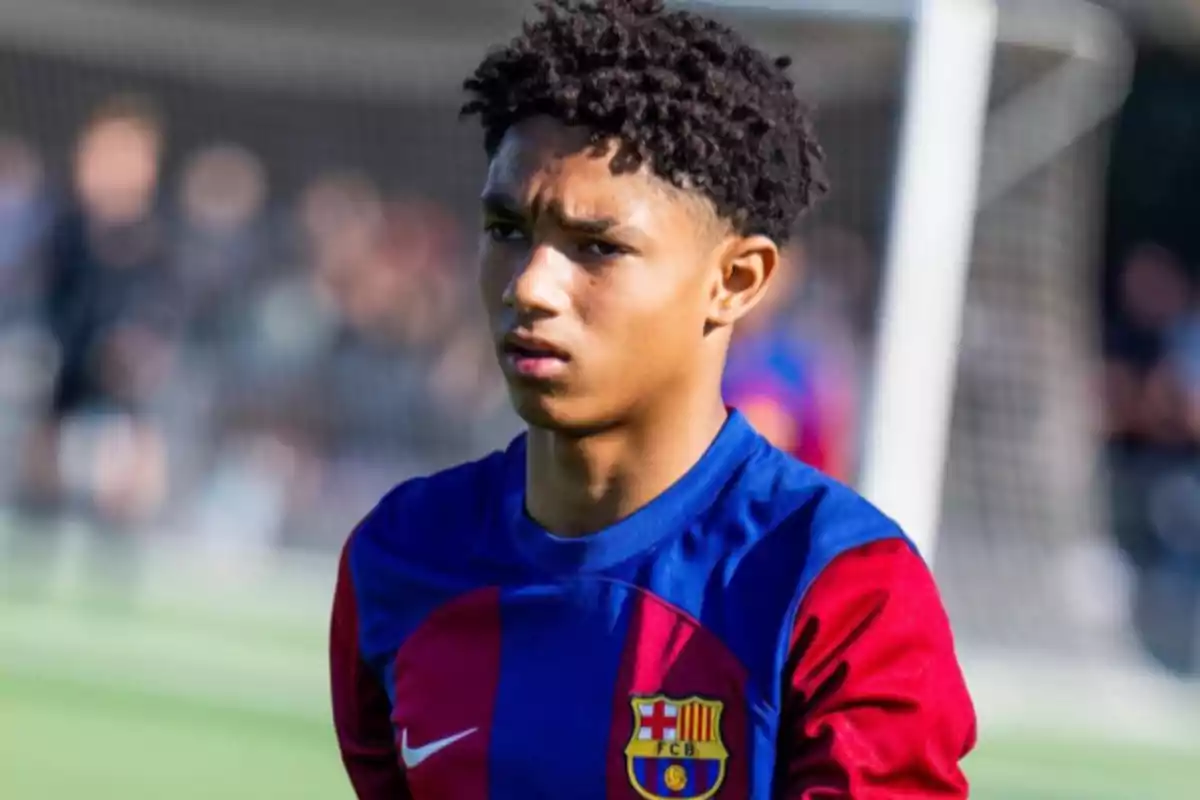 Joven futbolista con uniforme del FC Barcelona en un campo de fútbol