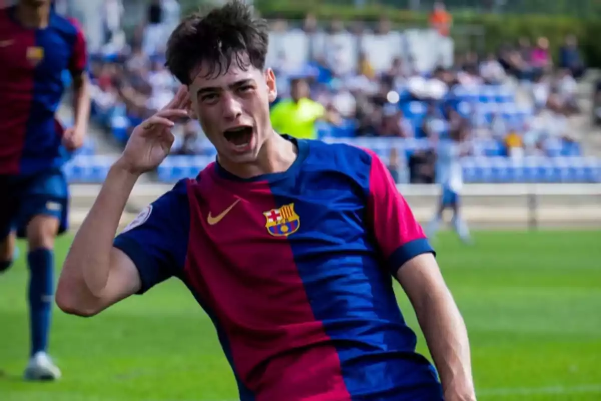 Joven futbolista celebrando un gol con la camiseta del FC Barcelona en un estadio al aire libre