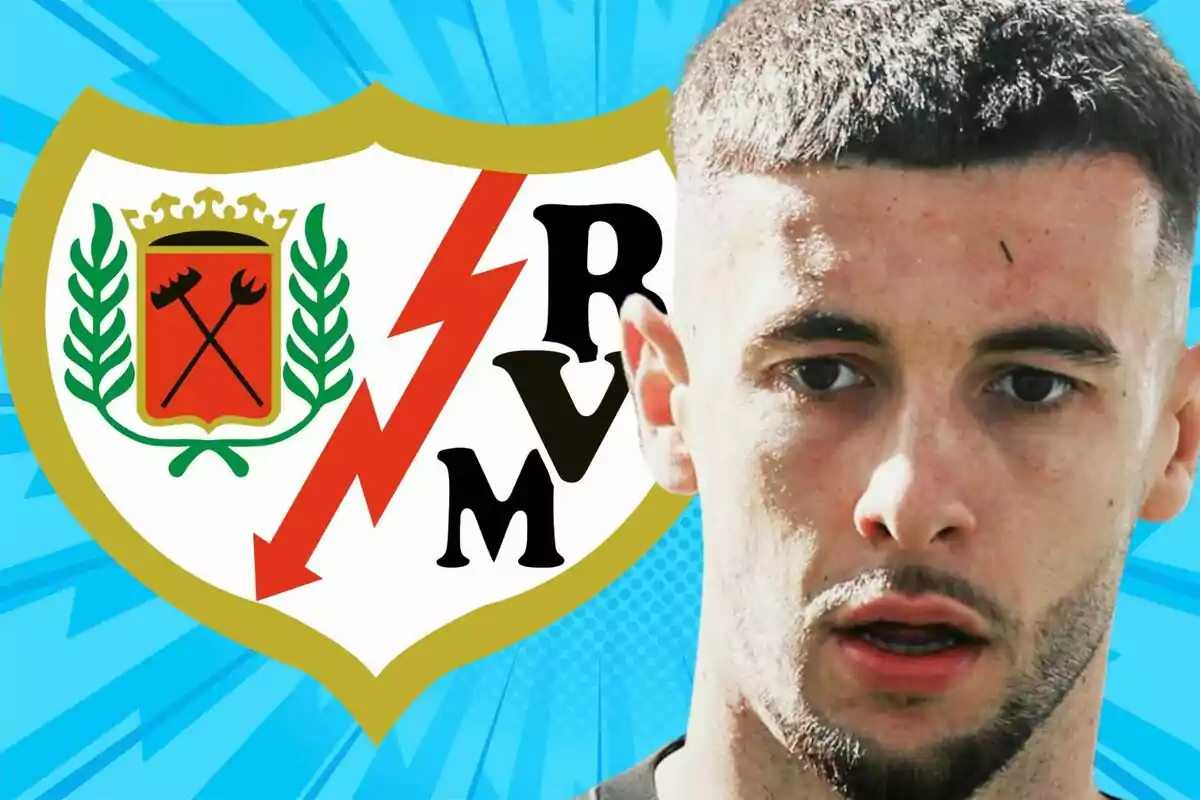 Un futbolista con el escudo del Rayo Vallecano de fondo sobre un diseño azul