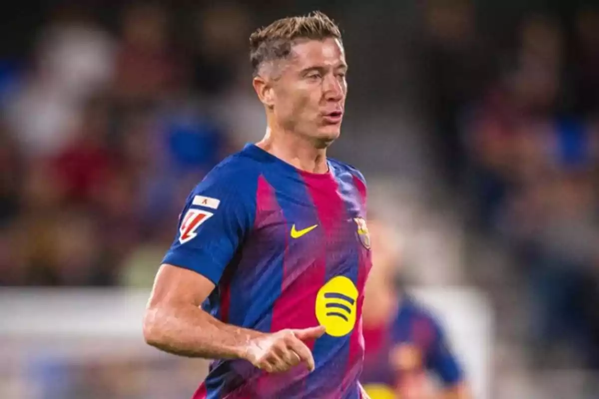 Futbolista con uniforme del FC Barcelona corriendo en el campo durante un partido