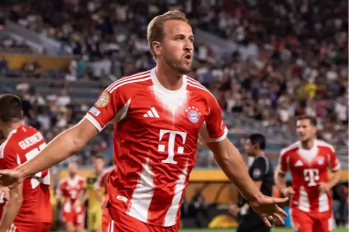 Futbolista del Bayern Múnich celebrando un gol en un estadio lleno de aficionados