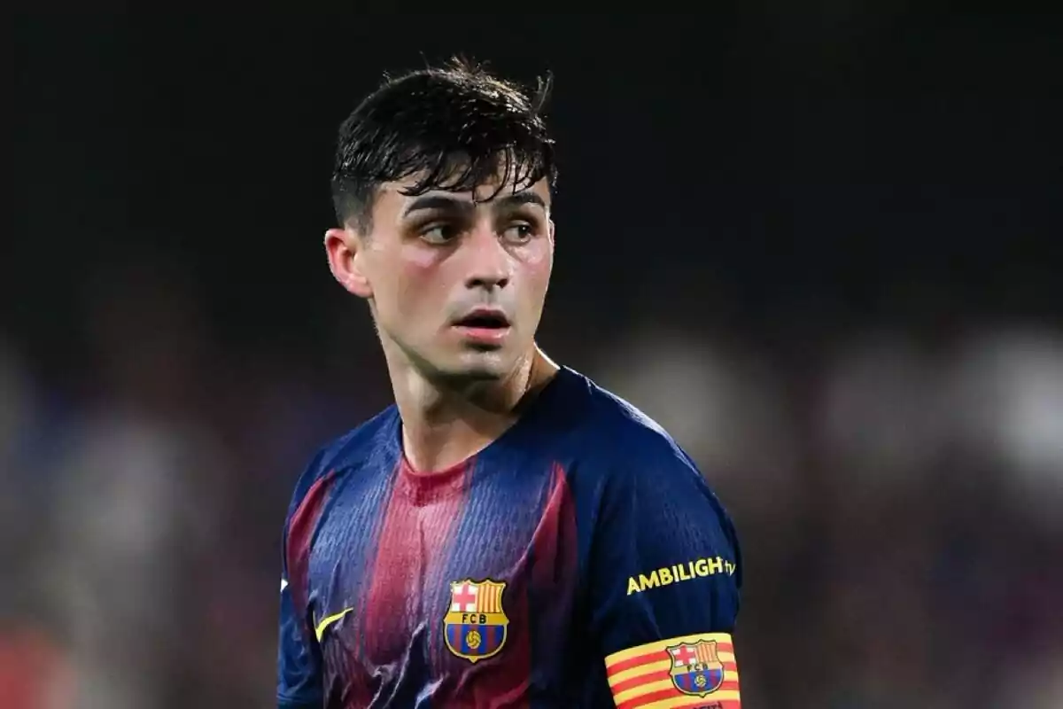 Jugador del FC Barcelona con el uniforme azulgrana y el brazalete de capitán mirando hacia un lado durante un partido Jugador del FC Barcelona con el uniforme azulgrana y el brazalete de capitán mirando hacia un lado durante un partido