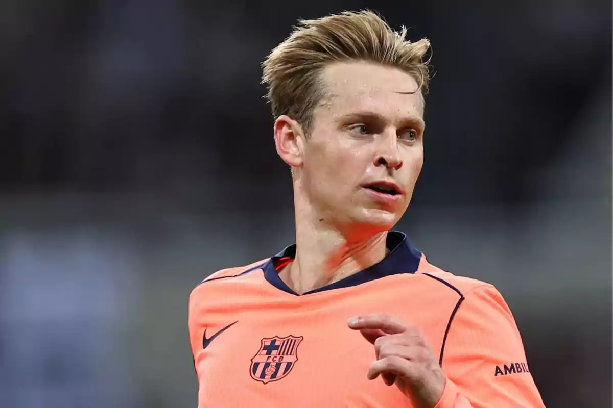 Jugador de fútbol con camiseta naranja del FC Barcelona durante un partido Jugador de fútbol con camiseta naranja del FC Barcelona durante un partido