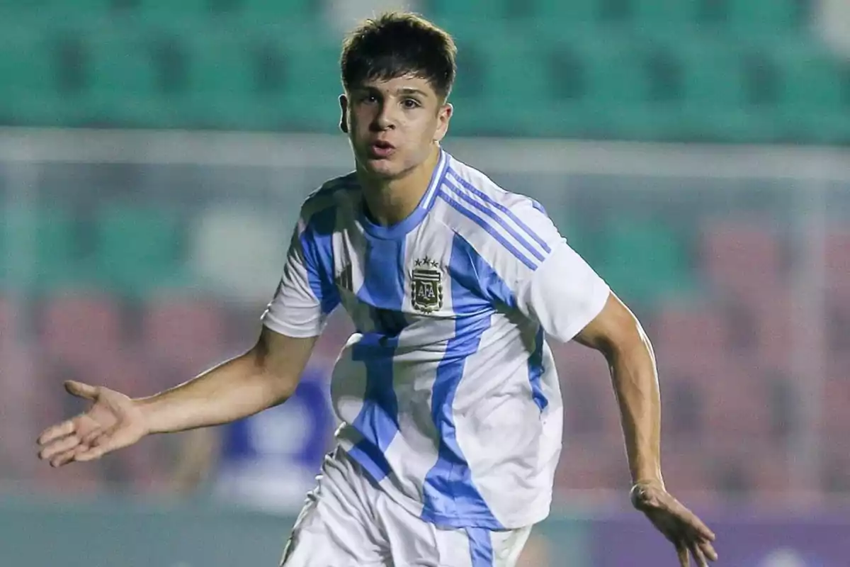 Joven futbolista con uniforme de la selección argentina celebrando en la cancha Joven futbolista con uniforme de la selección argentina celebrando en la cancha