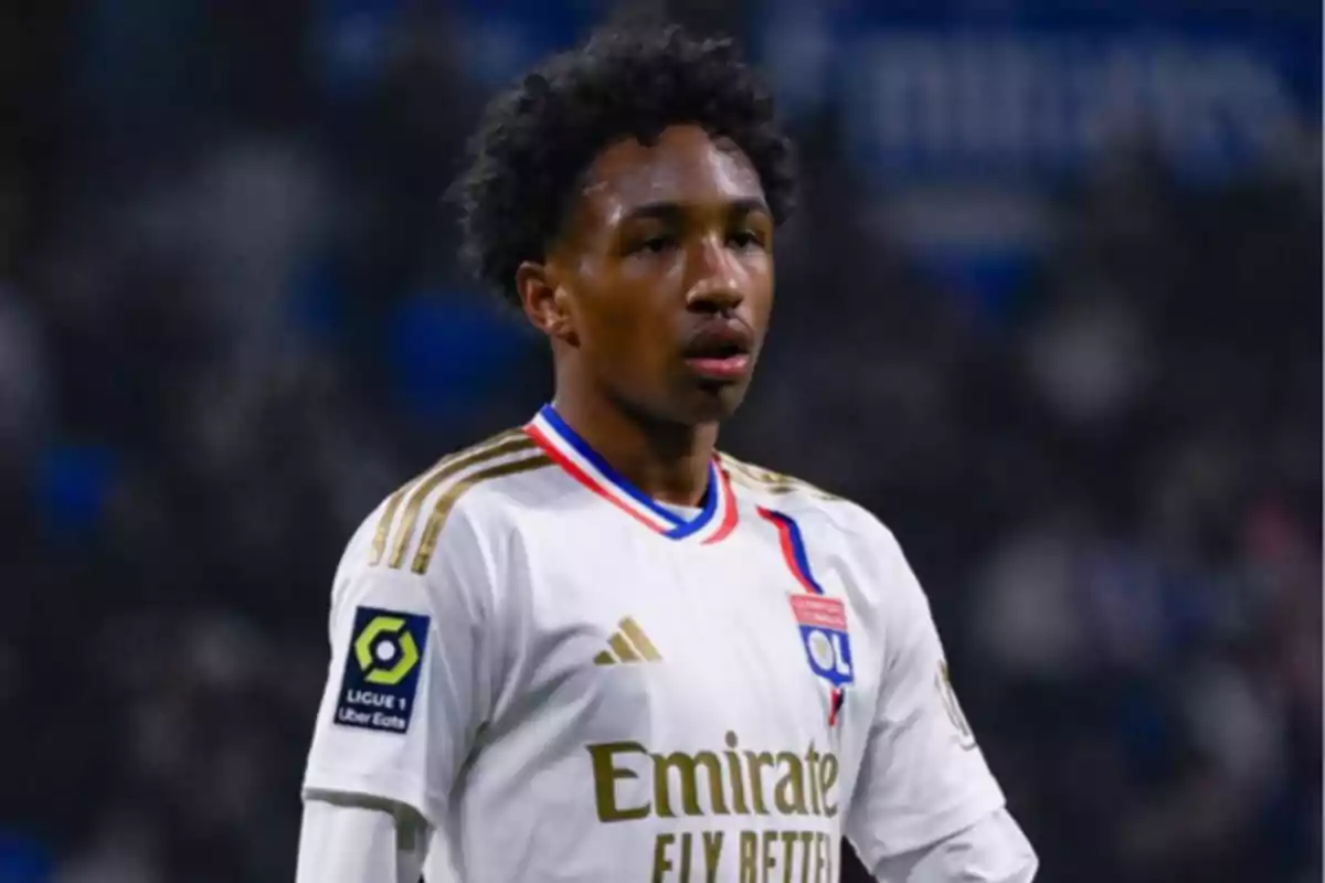 Futbolista con uniforme blanco del Olympique de Lyon durante un partido Futbolista con uniforme blanco del Olympique de Lyon durante un partido