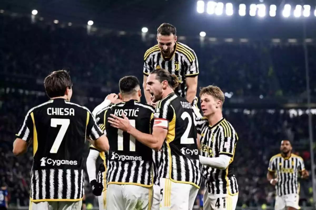 Adrien Rabiot, celebrando con sus compañeros de la Juventus por la Serie A.