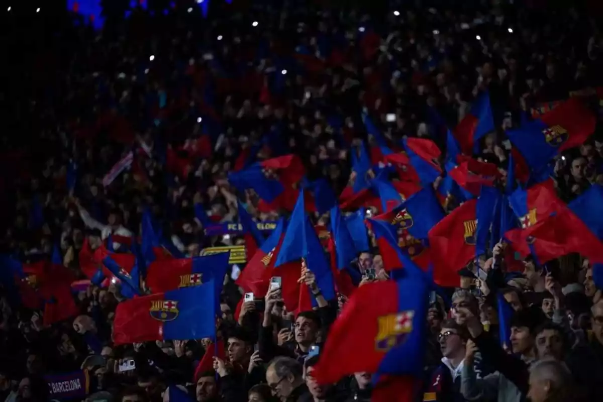 Los aficionados del FC Barcelona, en Montjuic, con banderas azulgranas del equipo mostrando su apoyo