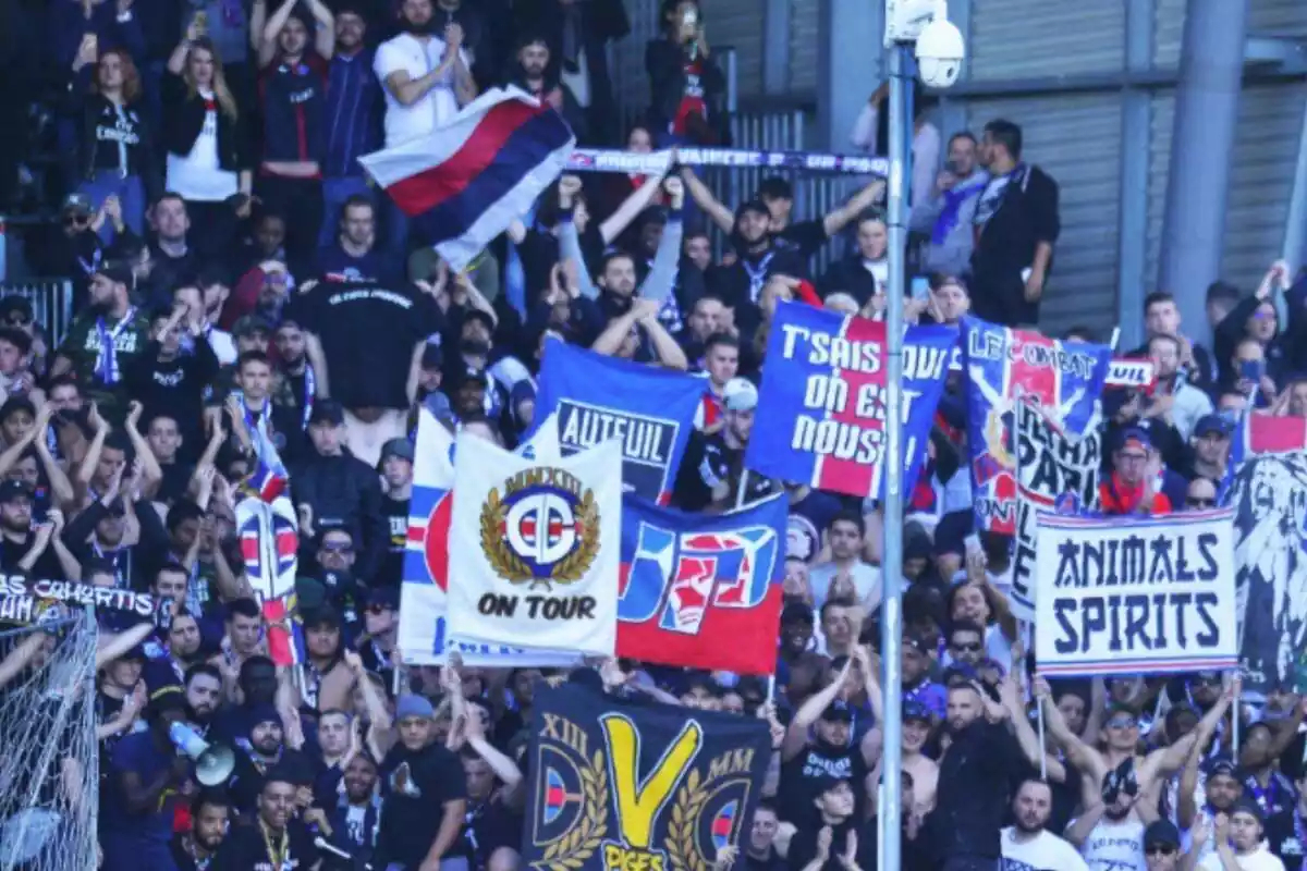 La afición del PSG, en un partido del cuadro parisino con banderolas y lemas