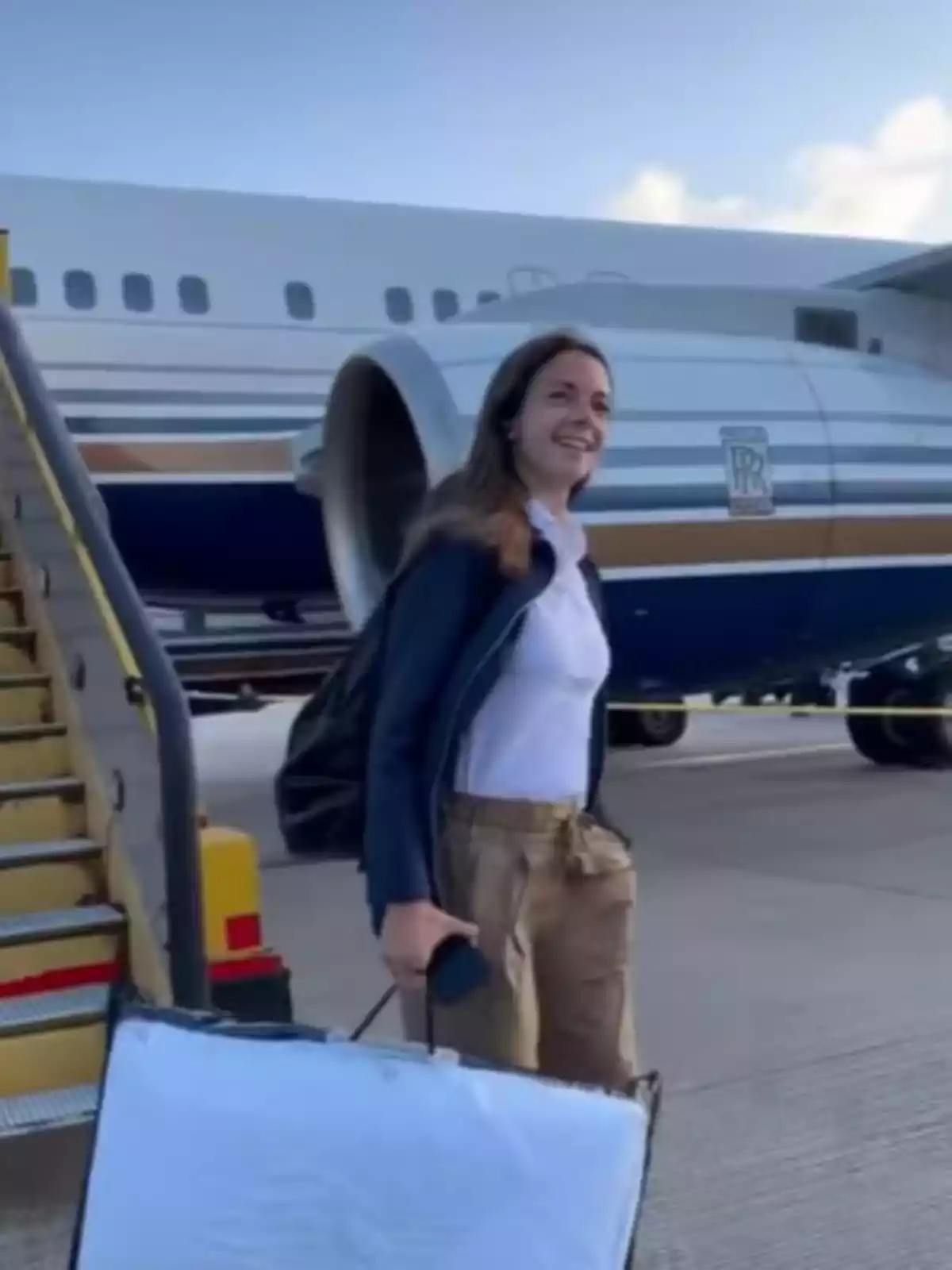 Aitan bonmatí llevando un cojín en el avión