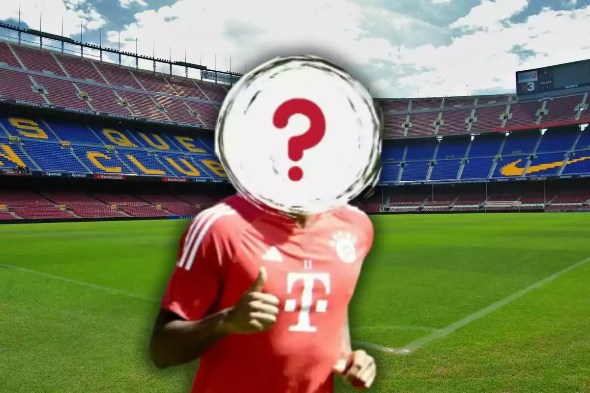 Una persona con la cara oculta por un signo de interrogación, vistiendo una camiseta roja del Bayern de Múnich, en un estadio de fútbol con gradas vacías y un cielo parcialmente nublado.