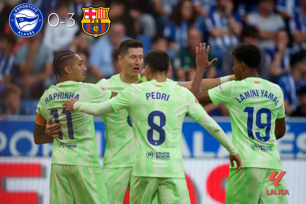 Jugadores del Barcelona celebran una victoria 3-0 contra el Deportivo Alavés en un partido de LaLiga.