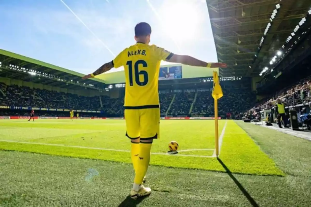 Álex Baena sacando un córner en el Villarreal