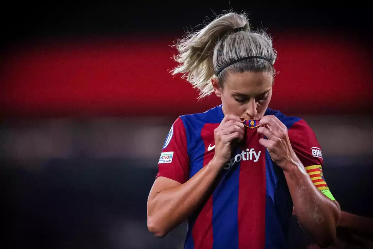 La jugadora del Barça Alexia Putellas, besando el escudo del club