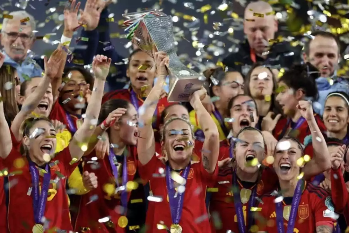 Alexia Putellas, junto a las jugadoras de la selección española femenina, levantando el trofeo de la Nations League con las medallas en el cuello