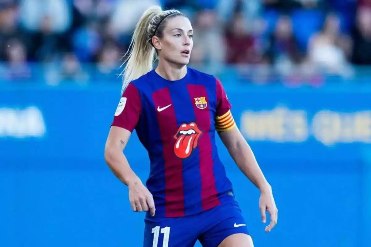 Una jugadora española jugando con el Barça y llevando el brazalete de capitana