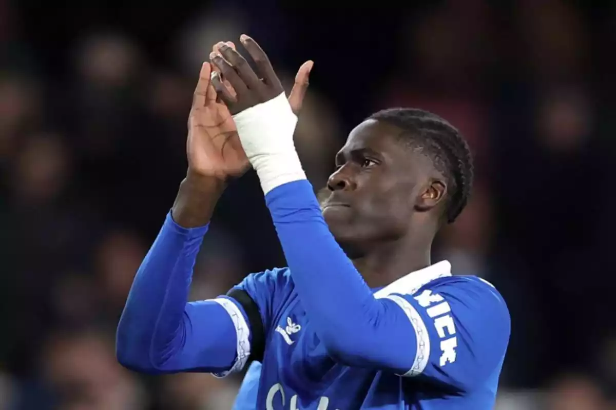 Amadou Onana con la camiseta del Everton aplaude a la afición que estuvo presente en el partido
