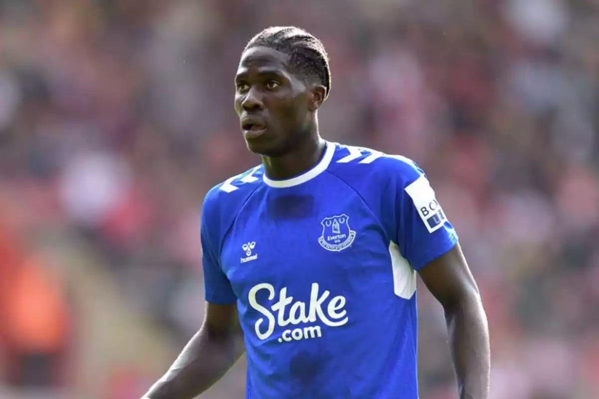 Amadou Onana en un partido con la camiseta azul del Everton mirando lo que sucede a su alrededor con asombro