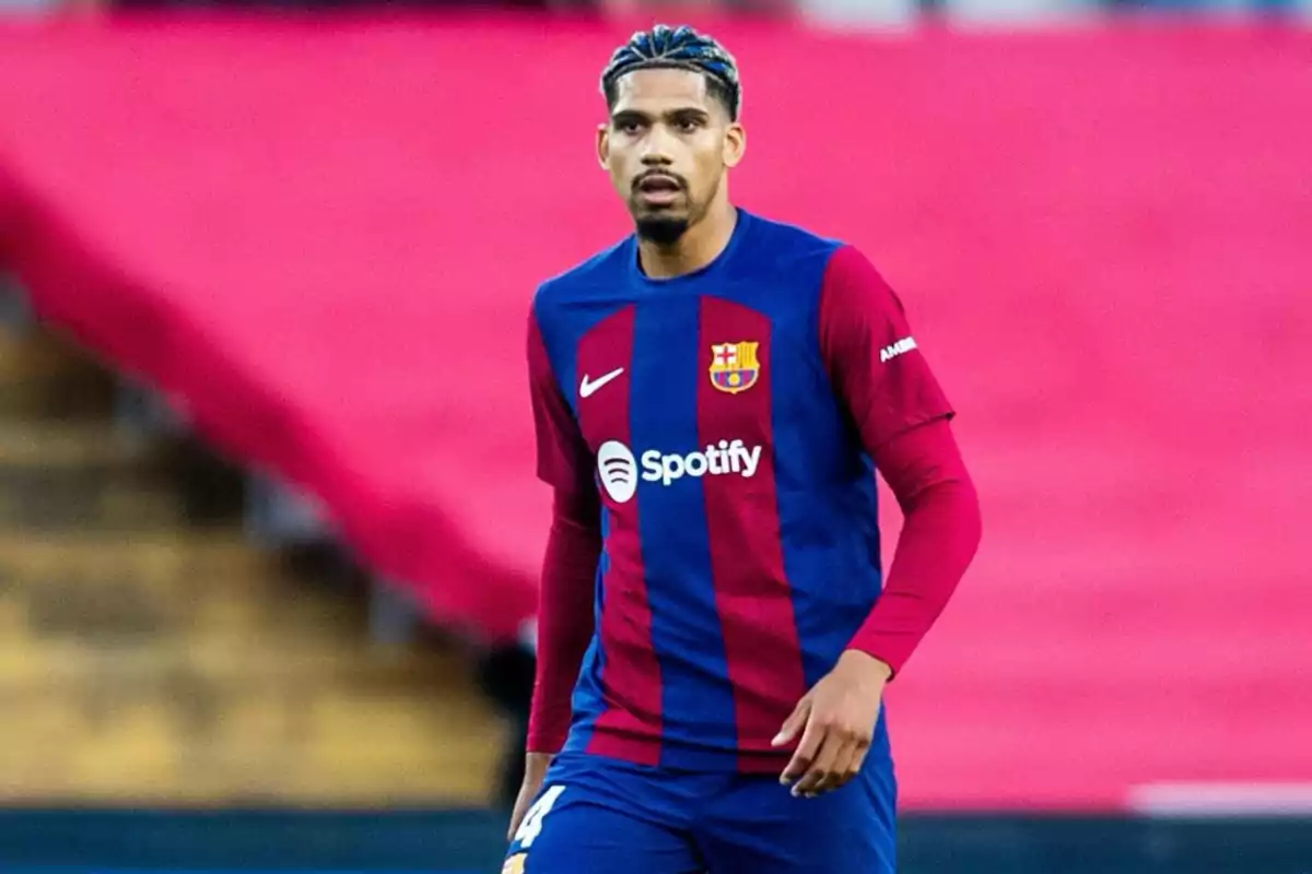 Jugador de fútbol con el uniforme del FC Barcelona en el campo de juego.