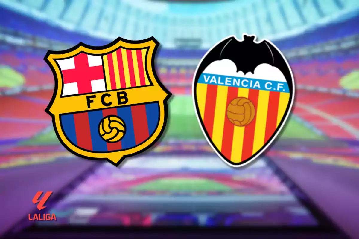 Escudos de los equipos de fútbol Barcelona y Valencia sobre un fondo de estadio desenfocado con el logo de LaLiga en la esquina.