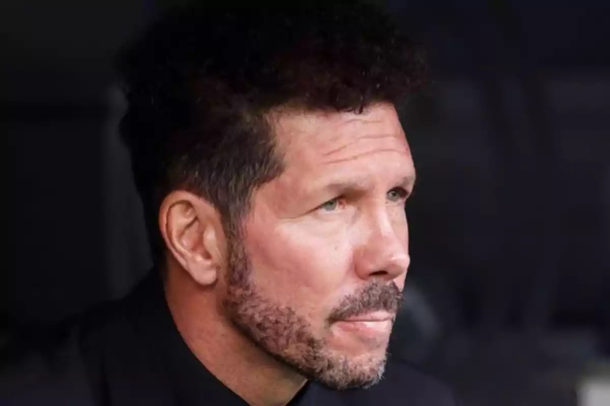 El 'Cholo' Simeone presenciando un partido de fútbol