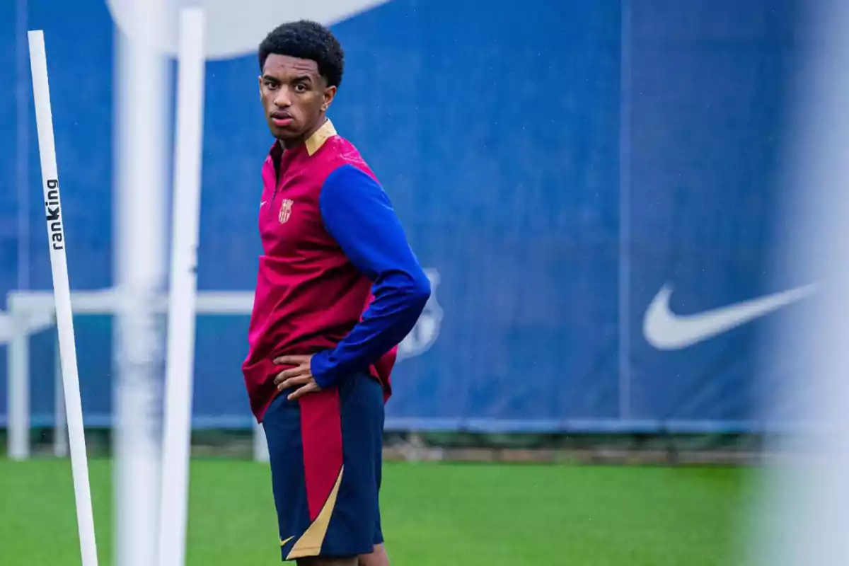 Un jugador de fútbol con uniforme de entrenamiento del FC Barcelona en un campo de entrenamiento.