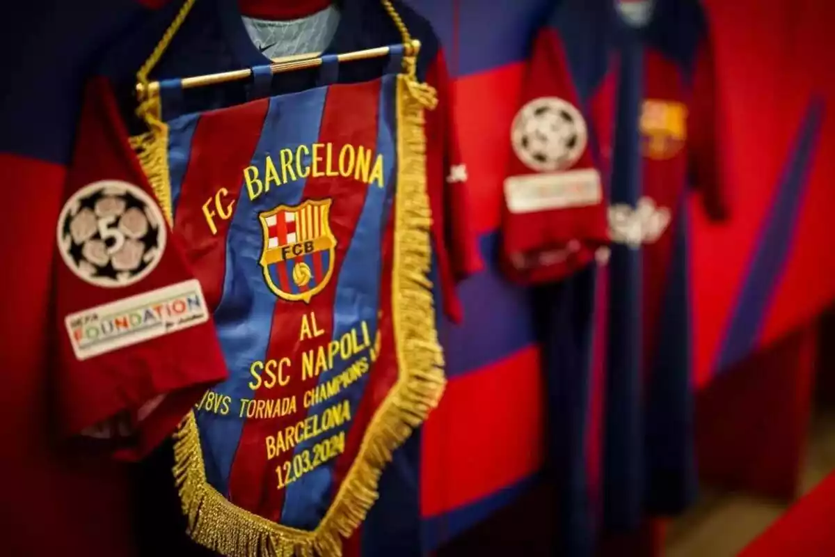 La banderola del FC Barcelona, con colores rojos, azules y amarillos muy brillantes, previo al partido del Nápoles