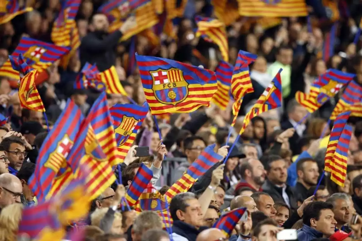Los aficionados del FC Barcelona, con banderas del cuadro catalán en el estadio
