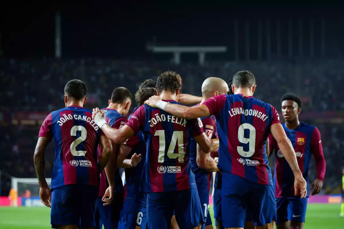 Los jugadores del Barça celebrando un gol en campo, con Joao Félix, Joao Cancelo, Lewandowski, Balde y Oriol Romeu.