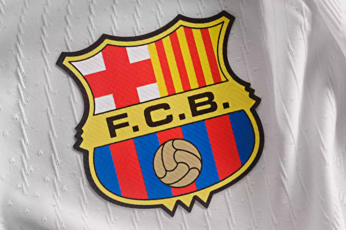 El escudo, versión vintage del Barça en la camiseta azulgrana