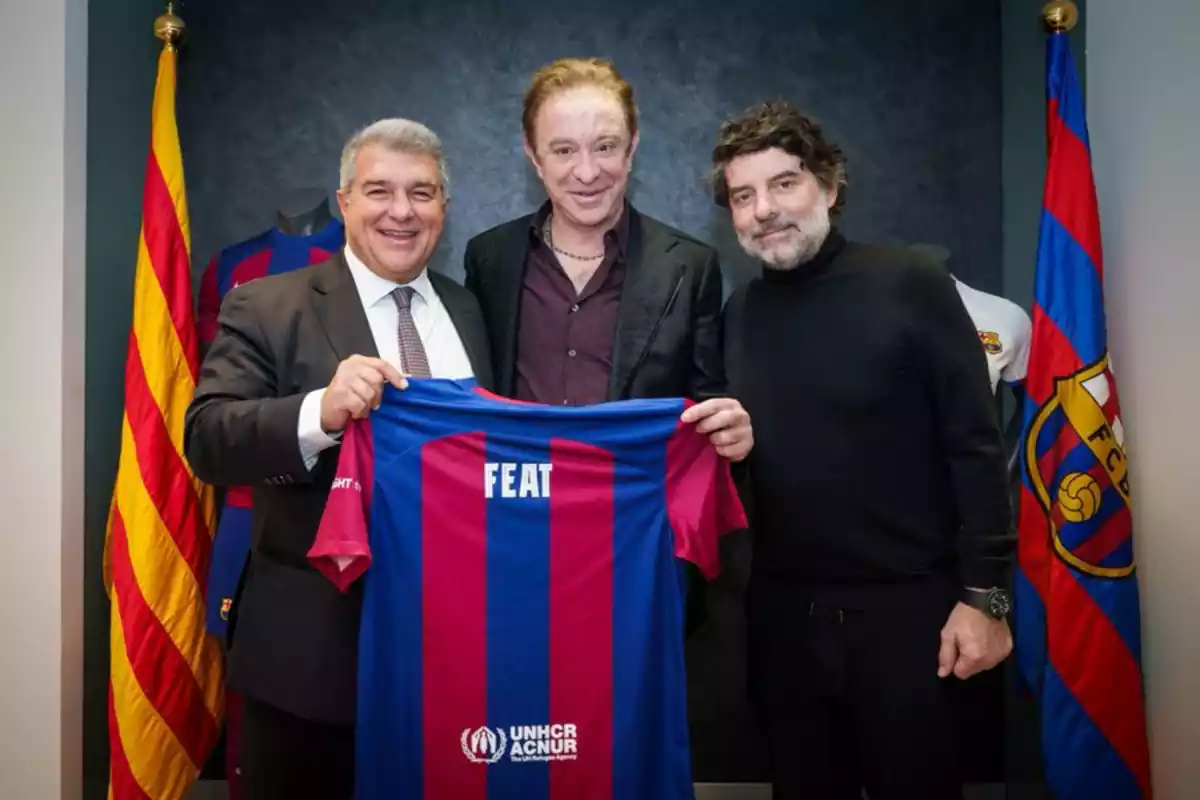 El presidente del Barça Joan Laporta, con Neo Sala y Juli Giui, enseñando una camiseta del club con la palabra FEAT