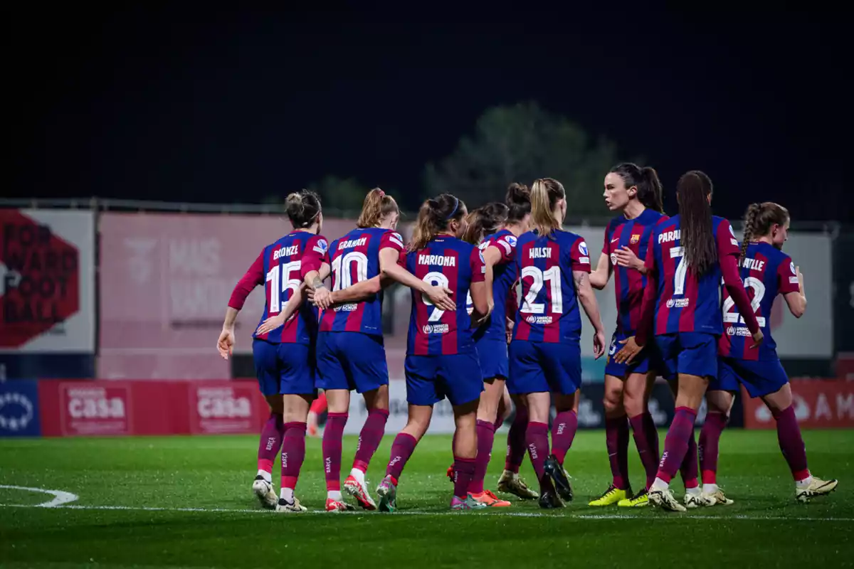 Las jugadoras del Barça celebrando juntas un gol en el campo