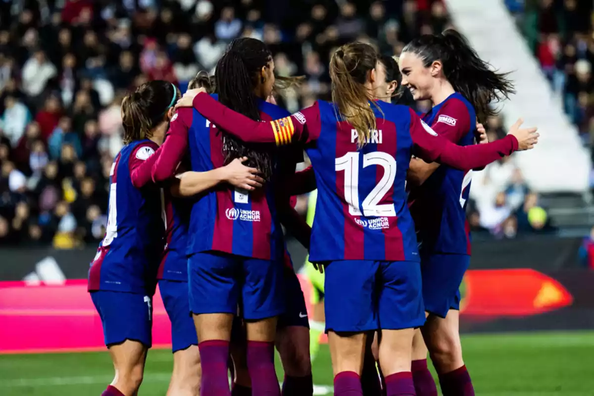 Varias juagdoras del Barça Femenino celebrando un gol en el campo, como Patri, Engen, Paralluelo o Aitana