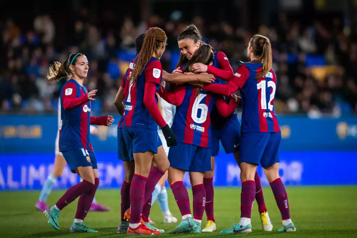 Varias juagdoras del Barça Femenino celebrando un gol en el campo