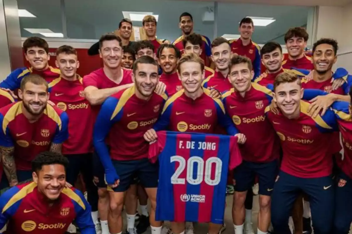 De Jong y los jugadores del Barça con la camiseta de 200 partidos